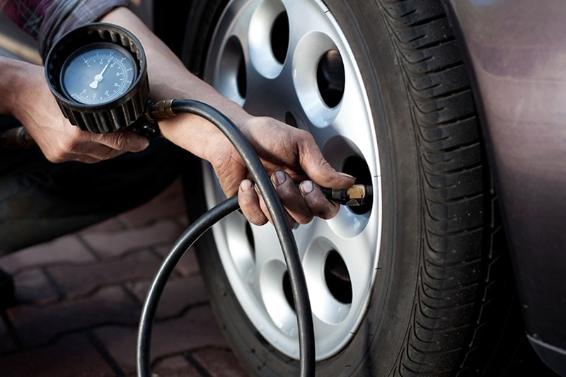 Lốp xe ô tô thiếu hơi được xem là nguyên nhân chính dẫn đến tình trạng xe bị nổ lốp.
