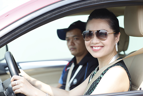 Học lái xe ô tô là một kỹ năng rất quan trọng trong đời sống hiện đại. Xem ảnh về học lái xe để trải nghiệm một chuyến đi đầy kích thích và học hỏi kỹ năng lái xe an toàn và hiệu quả.